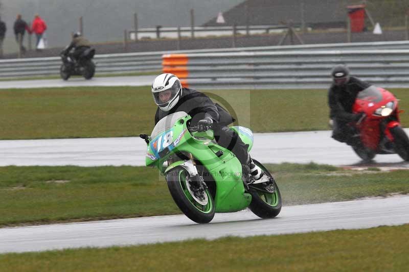 Motorcycle action photographs;Trackday digital images;event digital images;eventdigitalimages;no limits trackday;peter wileman photography;snetterton;snetterton circuit norfolk;snetterton photographs;trackday;trackday photos