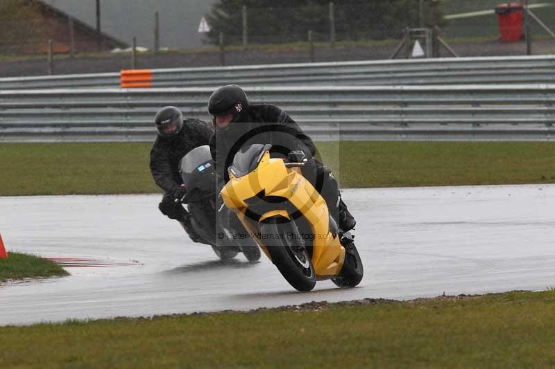 Motorcycle action photographs;Trackday digital images;event digital images;eventdigitalimages;no limits trackday;peter wileman photography;snetterton;snetterton circuit norfolk;snetterton photographs;trackday;trackday photos