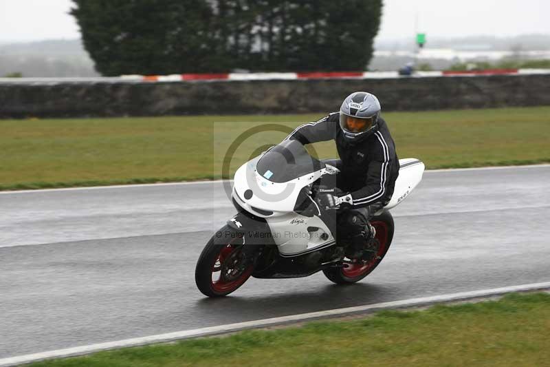 Motorcycle action photographs;Trackday digital images;event digital images;eventdigitalimages;no limits trackday;peter wileman photography;snetterton;snetterton circuit norfolk;snetterton photographs;trackday;trackday photos