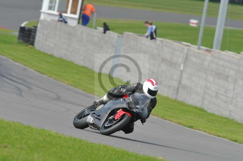 Motorcycle action photographs;anglesey circuit;anglesey trackday photographs;event digital images;eventdigitalimages;no limits trackday;oulton park circuit cheshire;peter wileman photography;trackday;trackday digital images;trackday photos;ty croes circuit wales