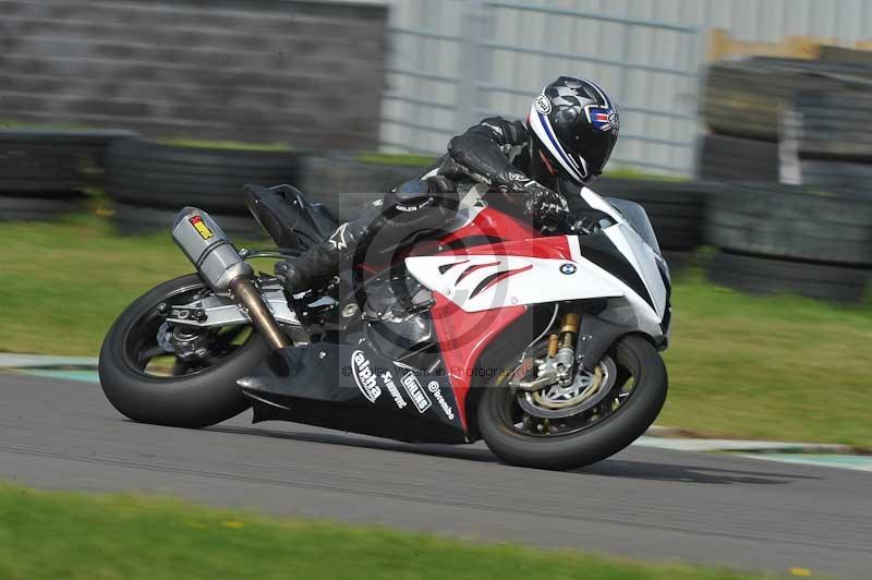 Motorcycle action photographs;anglesey circuit;anglesey trackday photographs;event digital images;eventdigitalimages;no limits trackday;oulton park circuit cheshire;peter wileman photography;trackday;trackday digital images;trackday photos;ty croes circuit wales