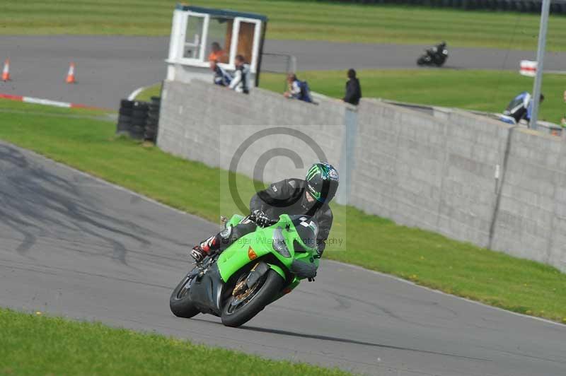 Motorcycle action photographs;anglesey circuit;anglesey trackday photographs;event digital images;eventdigitalimages;no limits trackday;oulton park circuit cheshire;peter wileman photography;trackday;trackday digital images;trackday photos;ty croes circuit wales