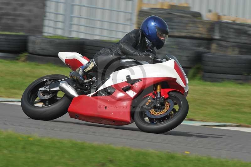 Motorcycle action photographs;anglesey circuit;anglesey trackday photographs;event digital images;eventdigitalimages;no limits trackday;oulton park circuit cheshire;peter wileman photography;trackday;trackday digital images;trackday photos;ty croes circuit wales