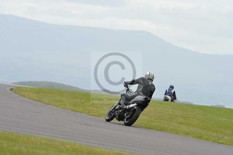 Motorcycle action photographs;anglesey circuit;anglesey trackday photographs;event digital images;eventdigitalimages;no limits trackday;oulton park circuit cheshire;peter wileman photography;trackday;trackday digital images;trackday photos;ty croes circuit wales