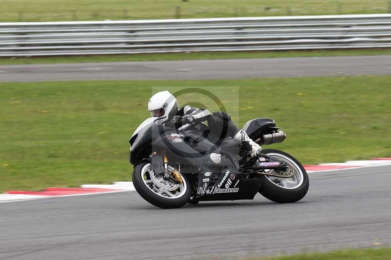 Motorcycle action photographs;Trackday digital images;event digital images;eventdigitalimages;no limits trackday;peter wileman photography;snetterton;snetterton circuit norfolk;snetterton photographs;trackday;trackday photos