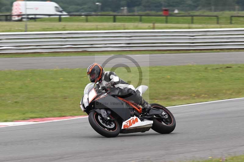 Motorcycle action photographs;Trackday digital images;event digital images;eventdigitalimages;no limits trackday;peter wileman photography;snetterton;snetterton circuit norfolk;snetterton photographs;trackday;trackday photos