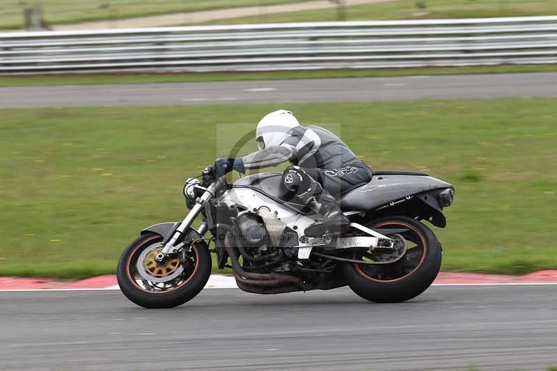 Motorcycle action photographs;Trackday digital images;event digital images;eventdigitalimages;no limits trackday;peter wileman photography;snetterton;snetterton circuit norfolk;snetterton photographs;trackday;trackday photos