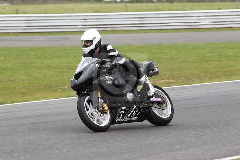 Motorcycle action photographs;Trackday digital images;event digital images;eventdigitalimages;no limits trackday;peter wileman photography;snetterton;snetterton circuit norfolk;snetterton photographs;trackday;trackday photos