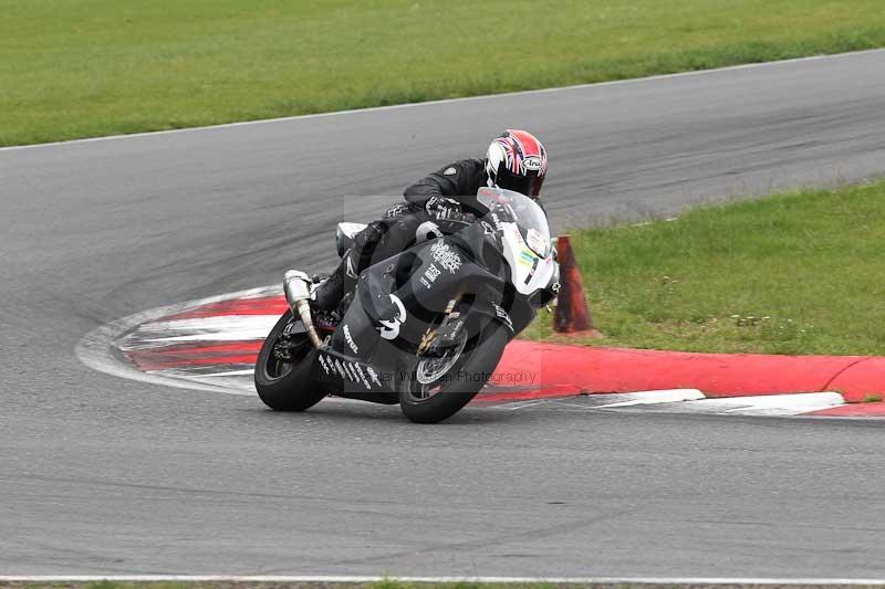 Motorcycle action photographs;Trackday digital images;event digital images;eventdigitalimages;no limits trackday;peter wileman photography;snetterton;snetterton circuit norfolk;snetterton photographs;trackday;trackday photos