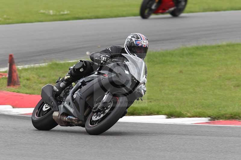 Motorcycle action photographs;Trackday digital images;event digital images;eventdigitalimages;no limits trackday;peter wileman photography;snetterton;snetterton circuit norfolk;snetterton photographs;trackday;trackday photos