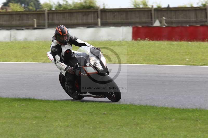 Motorcycle action photographs;Trackday digital images;event digital images;eventdigitalimages;no limits trackday;peter wileman photography;snetterton;snetterton circuit norfolk;snetterton photographs;trackday;trackday photos