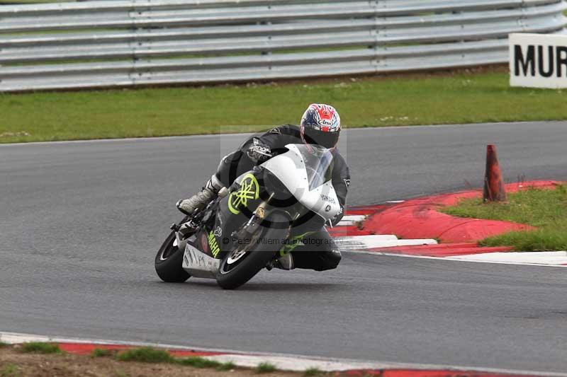 Motorcycle action photographs;Trackday digital images;event digital images;eventdigitalimages;no limits trackday;peter wileman photography;snetterton;snetterton circuit norfolk;snetterton photographs;trackday;trackday photos