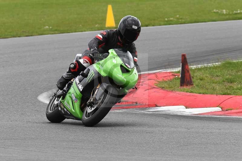 Motorcycle action photographs;Trackday digital images;event digital images;eventdigitalimages;no limits trackday;peter wileman photography;snetterton;snetterton circuit norfolk;snetterton photographs;trackday;trackday photos