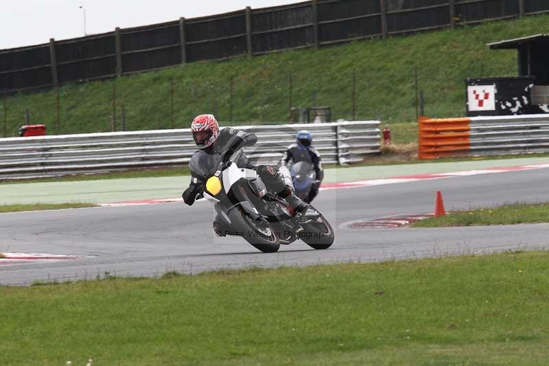 Motorcycle action photographs;Trackday digital images;event digital images;eventdigitalimages;no limits trackday;peter wileman photography;snetterton;snetterton circuit norfolk;snetterton photographs;trackday;trackday photos