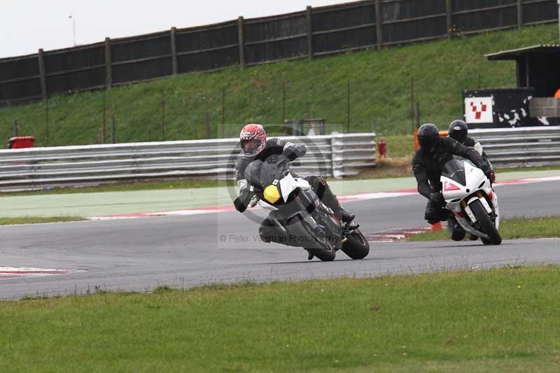 Motorcycle action photographs;Trackday digital images;event digital images;eventdigitalimages;no limits trackday;peter wileman photography;snetterton;snetterton circuit norfolk;snetterton photographs;trackday;trackday photos