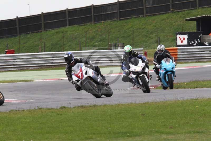 Motorcycle action photographs;Trackday digital images;event digital images;eventdigitalimages;no limits trackday;peter wileman photography;snetterton;snetterton circuit norfolk;snetterton photographs;trackday;trackday photos