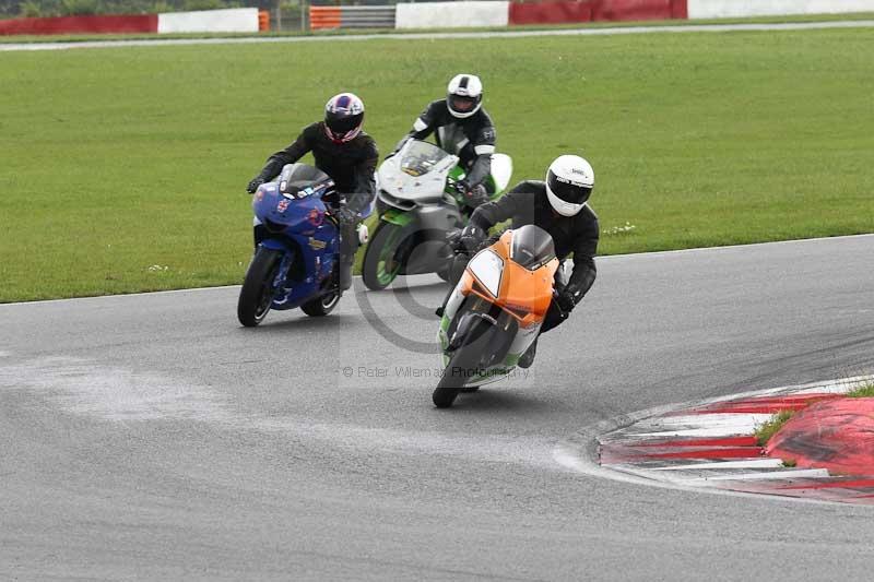 Motorcycle action photographs;Trackday digital images;event digital images;eventdigitalimages;no limits trackday;peter wileman photography;snetterton;snetterton circuit norfolk;snetterton photographs;trackday;trackday photos