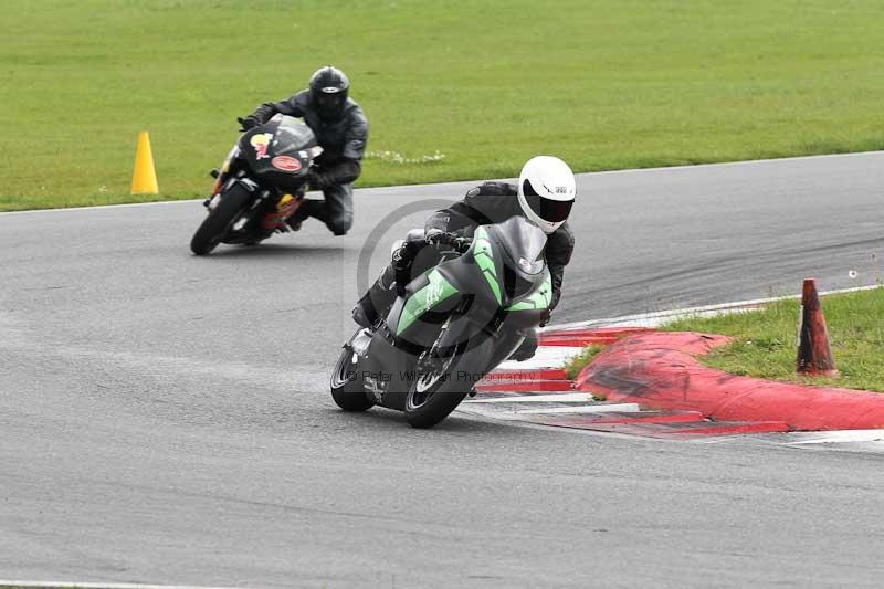 Motorcycle action photographs;Trackday digital images;event digital images;eventdigitalimages;no limits trackday;peter wileman photography;snetterton;snetterton circuit norfolk;snetterton photographs;trackday;trackday photos