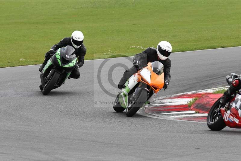 Motorcycle action photographs;Trackday digital images;event digital images;eventdigitalimages;no limits trackday;peter wileman photography;snetterton;snetterton circuit norfolk;snetterton photographs;trackday;trackday photos