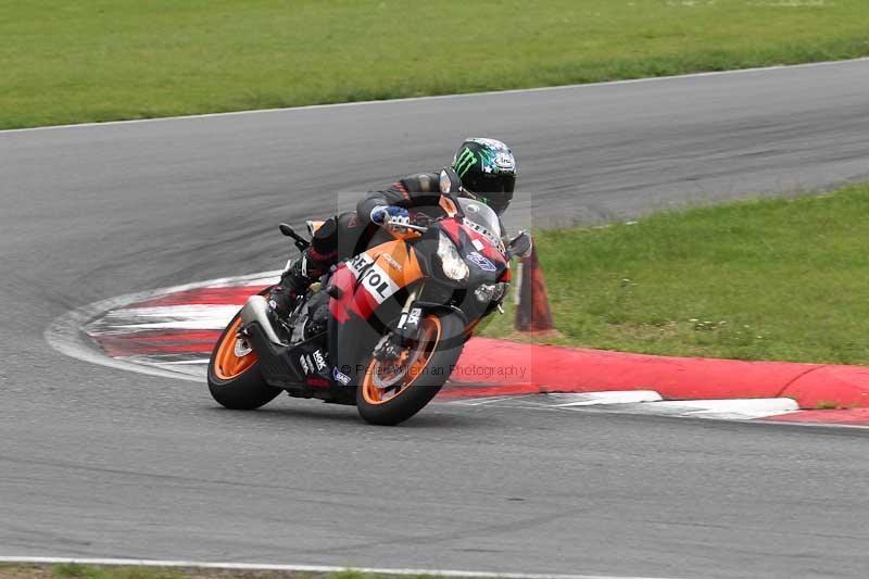 Motorcycle action photographs;Trackday digital images;event digital images;eventdigitalimages;no limits trackday;peter wileman photography;snetterton;snetterton circuit norfolk;snetterton photographs;trackday;trackday photos