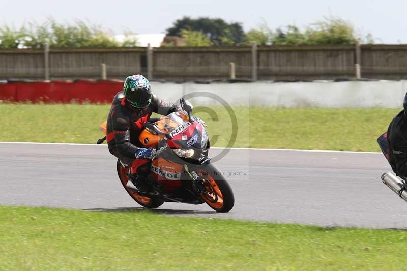 Motorcycle action photographs;Trackday digital images;event digital images;eventdigitalimages;no limits trackday;peter wileman photography;snetterton;snetterton circuit norfolk;snetterton photographs;trackday;trackday photos