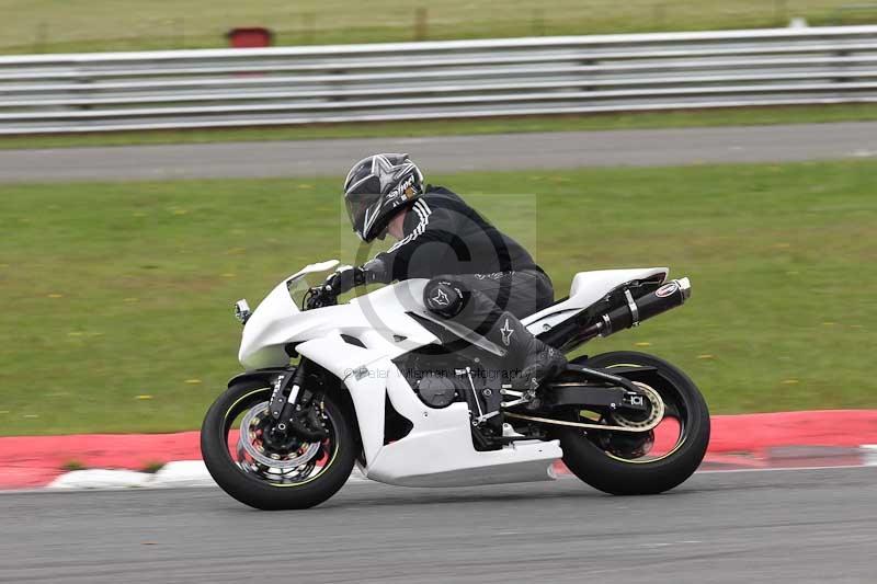 Motorcycle action photographs;Trackday digital images;event digital images;eventdigitalimages;no limits trackday;peter wileman photography;snetterton;snetterton circuit norfolk;snetterton photographs;trackday;trackday photos