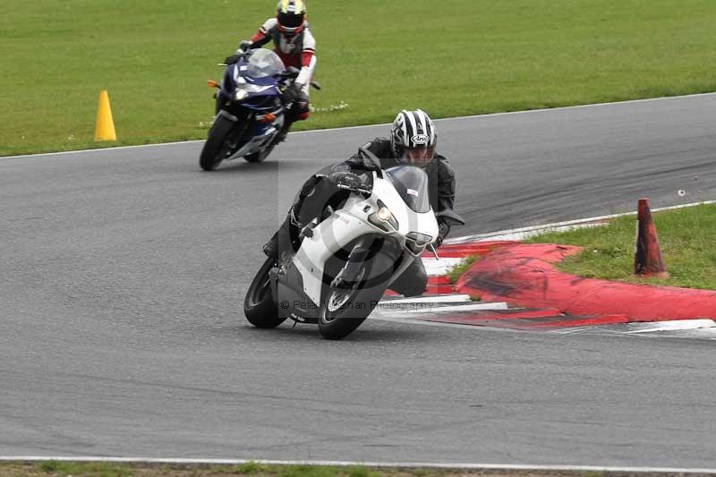 Motorcycle action photographs;Trackday digital images;event digital images;eventdigitalimages;no limits trackday;peter wileman photography;snetterton;snetterton circuit norfolk;snetterton photographs;trackday;trackday photos