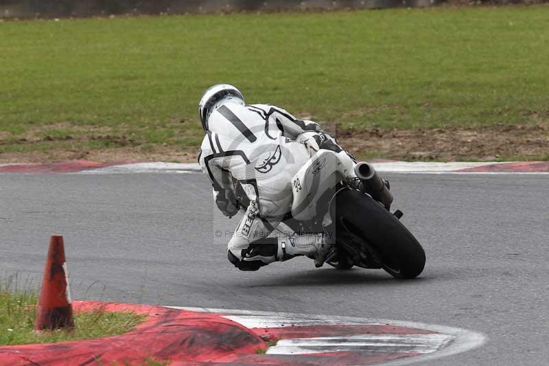 Motorcycle action photographs;Trackday digital images;event digital images;eventdigitalimages;no limits trackday;peter wileman photography;snetterton;snetterton circuit norfolk;snetterton photographs;trackday;trackday photos