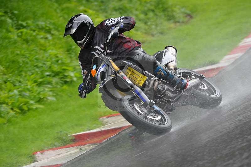 Motorcycle action photographs;Trackday digital images;cadwell;cadwell park photographs;event digital images;eventdigitalimages;motor racing louth lincolnshire;no limits trackdays;peter wileman photography;trackday;trackday photos