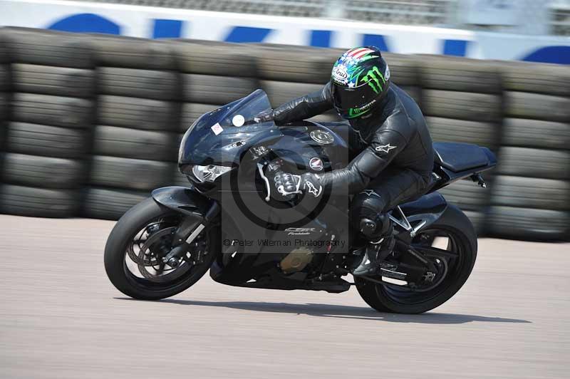 Motorcycle action photographs;Rockingham;Rockingham photographs;Trackday digital images;event digital images;eventdigitalimages;no limits trackday;peter wileman photography;rockingham corby northamptonshire;trackday;trackday photos