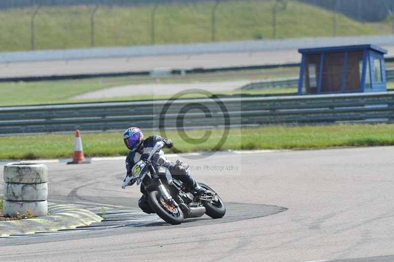 Motorcycle action photographs;Rockingham;Rockingham photographs;Trackday digital images;event digital images;eventdigitalimages;no limits trackday;peter wileman photography;rockingham corby northamptonshire;trackday;trackday photos