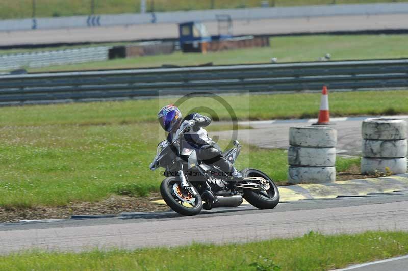 Motorcycle action photographs;Rockingham;Rockingham photographs;Trackday digital images;event digital images;eventdigitalimages;no limits trackday;peter wileman photography;rockingham corby northamptonshire;trackday;trackday photos