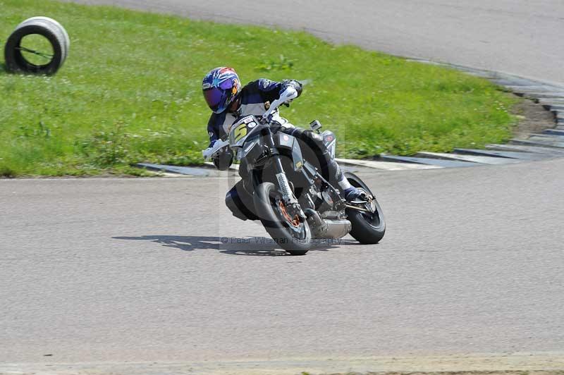 Motorcycle action photographs;Rockingham;Rockingham photographs;Trackday digital images;event digital images;eventdigitalimages;no limits trackday;peter wileman photography;rockingham corby northamptonshire;trackday;trackday photos