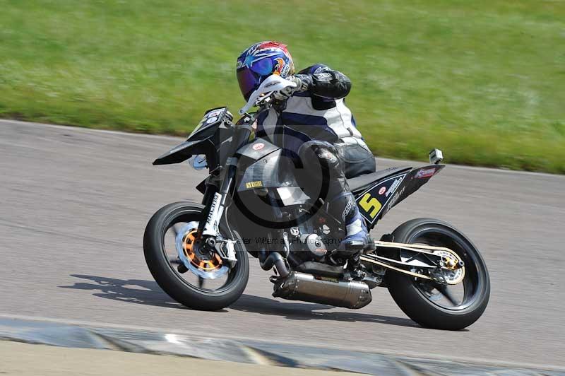 Motorcycle action photographs;Rockingham;Rockingham photographs;Trackday digital images;event digital images;eventdigitalimages;no limits trackday;peter wileman photography;rockingham corby northamptonshire;trackday;trackday photos