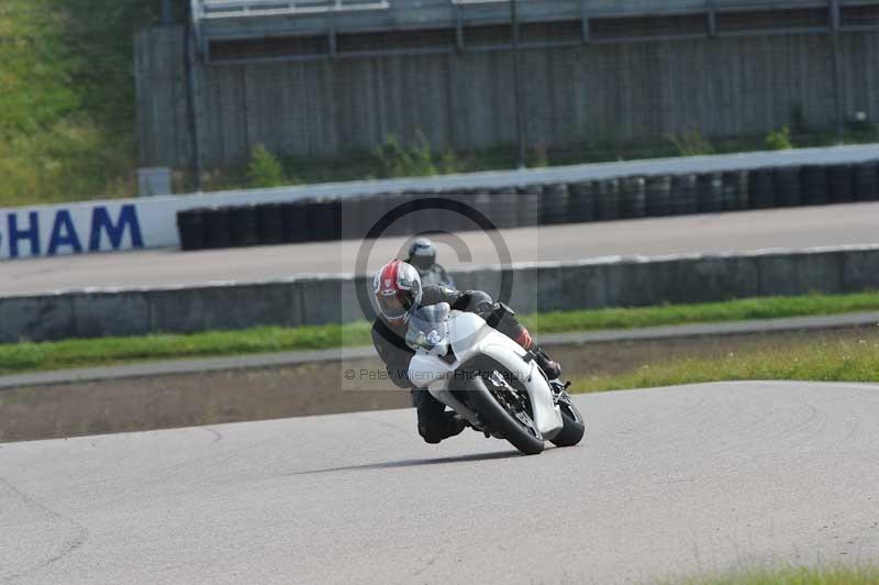 Motorcycle action photographs;Rockingham;Rockingham photographs;Trackday digital images;event digital images;eventdigitalimages;no limits trackday;peter wileman photography;rockingham corby northamptonshire;trackday;trackday photos