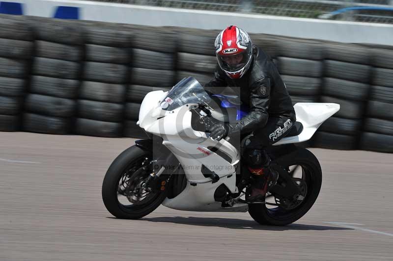 Motorcycle action photographs;Rockingham;Rockingham photographs;Trackday digital images;event digital images;eventdigitalimages;no limits trackday;peter wileman photography;rockingham corby northamptonshire;trackday;trackday photos