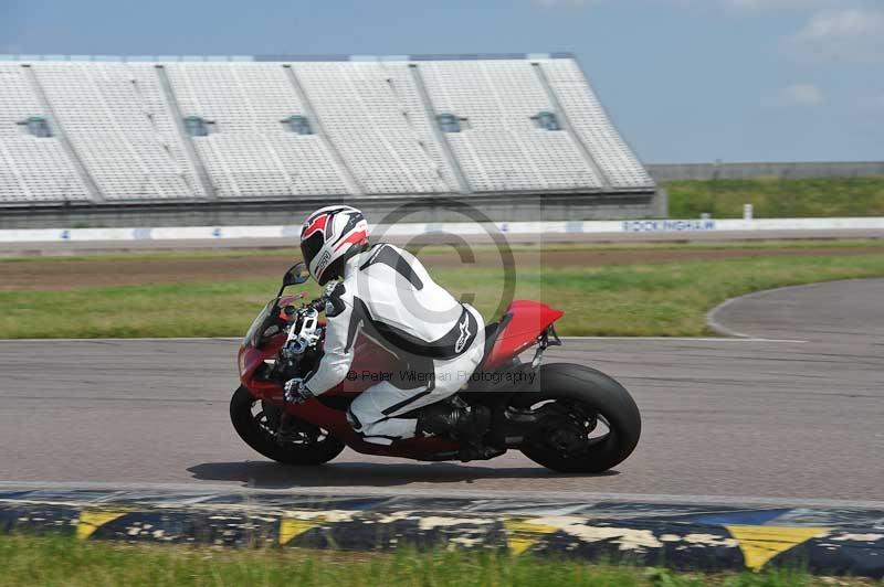 Motorcycle action photographs;Rockingham;Rockingham photographs;Trackday digital images;event digital images;eventdigitalimages;no limits trackday;peter wileman photography;rockingham corby northamptonshire;trackday;trackday photos