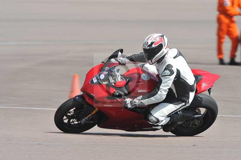 Motorcycle action photographs;Rockingham;Rockingham photographs;Trackday digital images;event digital images;eventdigitalimages;no limits trackday;peter wileman photography;rockingham corby northamptonshire;trackday;trackday photos