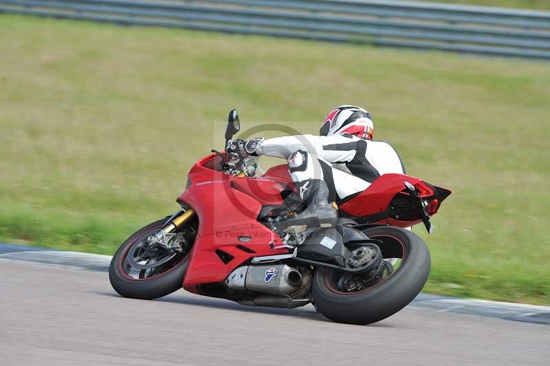 Motorcycle action photographs;Rockingham;Rockingham photographs;Trackday digital images;event digital images;eventdigitalimages;no limits trackday;peter wileman photography;rockingham corby northamptonshire;trackday;trackday photos