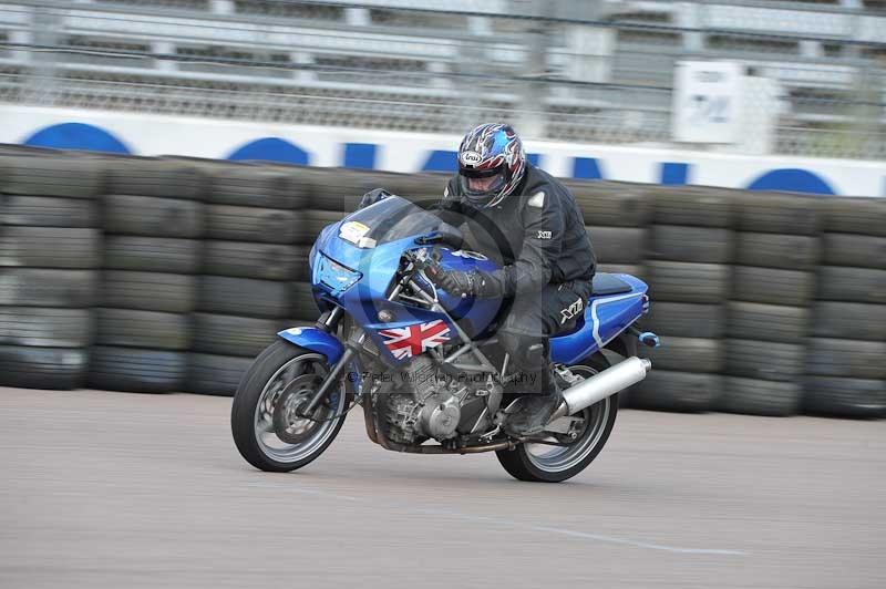 Motorcycle action photographs;Rockingham;Rockingham photographs;Trackday digital images;event digital images;eventdigitalimages;no limits trackday;peter wileman photography;rockingham corby northamptonshire;trackday;trackday photos