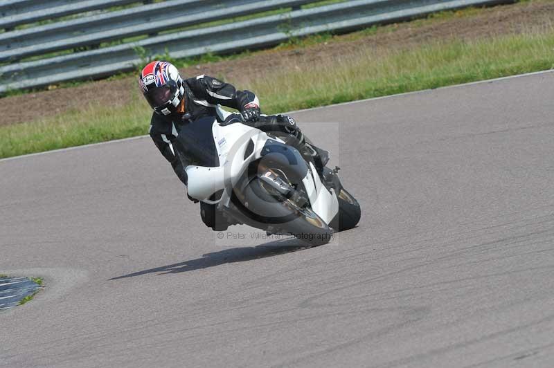 Motorcycle action photographs;Rockingham;Rockingham photographs;Trackday digital images;event digital images;eventdigitalimages;no limits trackday;peter wileman photography;rockingham corby northamptonshire;trackday;trackday photos