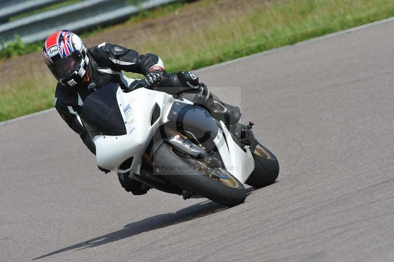 Motorcycle action photographs;Rockingham;Rockingham photographs;Trackday digital images;event digital images;eventdigitalimages;no limits trackday;peter wileman photography;rockingham corby northamptonshire;trackday;trackday photos