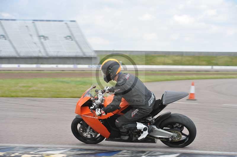 Motorcycle action photographs;Rockingham;Rockingham photographs;Trackday digital images;event digital images;eventdigitalimages;no limits trackday;peter wileman photography;rockingham corby northamptonshire;trackday;trackday photos