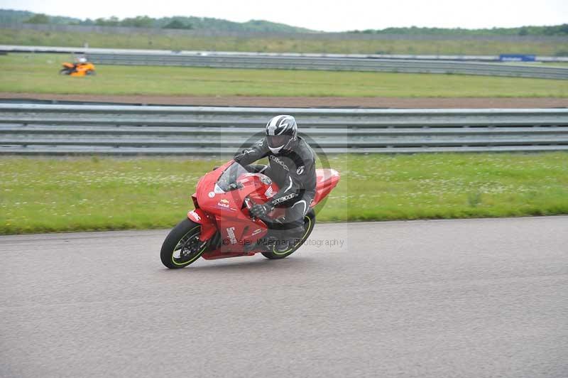 Motorcycle action photographs;Rockingham;Rockingham photographs;Trackday digital images;event digital images;eventdigitalimages;no limits trackday;peter wileman photography;rockingham corby northamptonshire;trackday;trackday photos