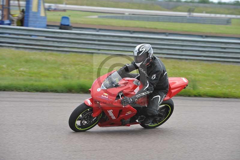 Motorcycle action photographs;Rockingham;Rockingham photographs;Trackday digital images;event digital images;eventdigitalimages;no limits trackday;peter wileman photography;rockingham corby northamptonshire;trackday;trackday photos