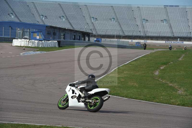 Rockingham no limits trackday;enduro digital images;event digital images;eventdigitalimages;no limits trackdays;peter wileman photography;racing digital images;rockingham raceway northamptonshire;rockingham trackday photographs;trackday digital images;trackday photos