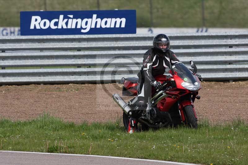 Rockingham no limits trackday;enduro digital images;event digital images;eventdigitalimages;no limits trackdays;peter wileman photography;racing digital images;rockingham raceway northamptonshire;rockingham trackday photographs;trackday digital images;trackday photos