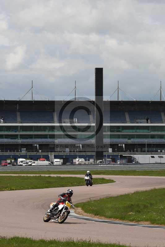 Rockingham no limits trackday;enduro digital images;event digital images;eventdigitalimages;no limits trackdays;peter wileman photography;racing digital images;rockingham raceway northamptonshire;rockingham trackday photographs;trackday digital images;trackday photos