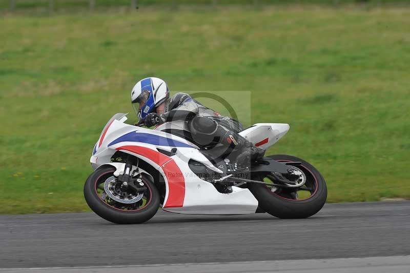 Motorcycle action photographs;cadwell;cadwell park photographs;event digital images;eventdigitalimages;motor racing louth lincolnshire;no limits trackdays;peter wileman photography;trackday;trackday digital images;trackday photos